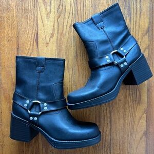 Vintage 1990’s Black leather chunky ankle buckle boots with square toed front